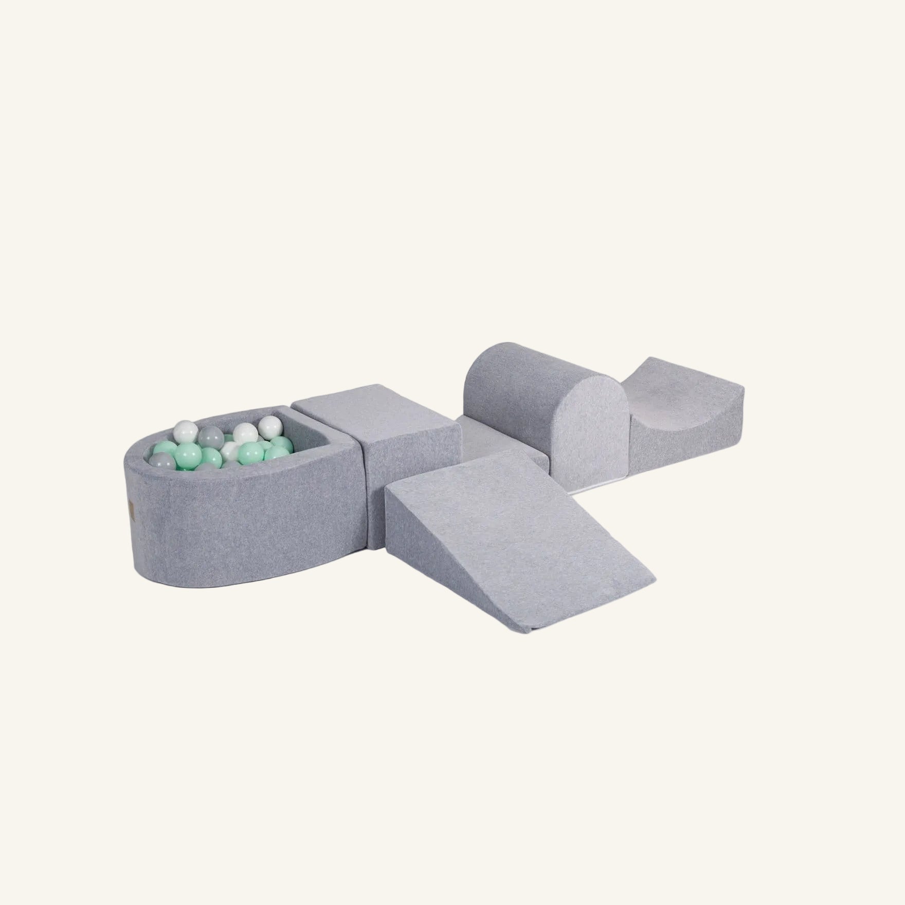 Afmetingen van de grijze velvet playset in centimeters